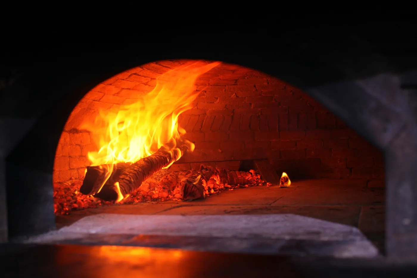 Best Logs for Pizza Ovens and Fire Pits UK: Oak vs Ash
